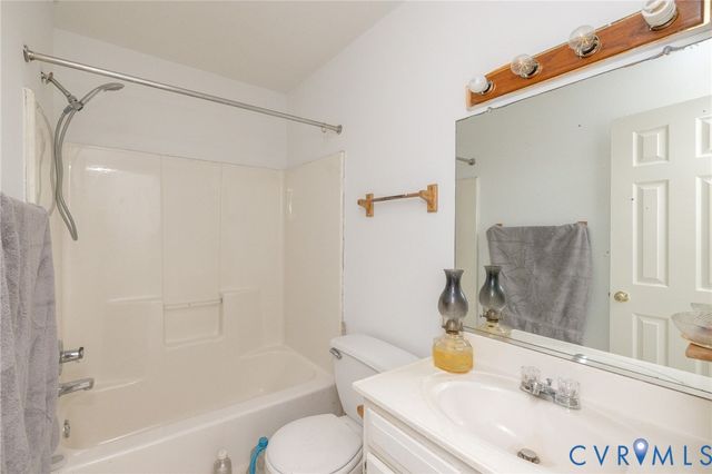 10 Rhodes Ln, Cartersville, VA 23027