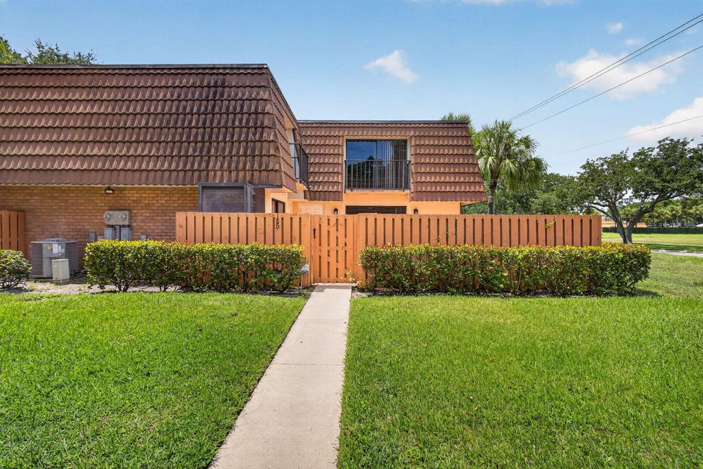 185 Charter Way, West Palm Beach, FL 33407
