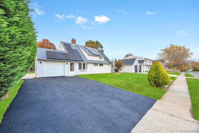 9 Redwood Lane, Levittown, NY 11756