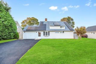 9 Redwood Lane, Levittown, NY 11756