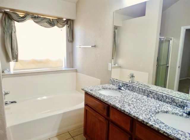 3301 Buckingham Place, Yukon, OK 73099