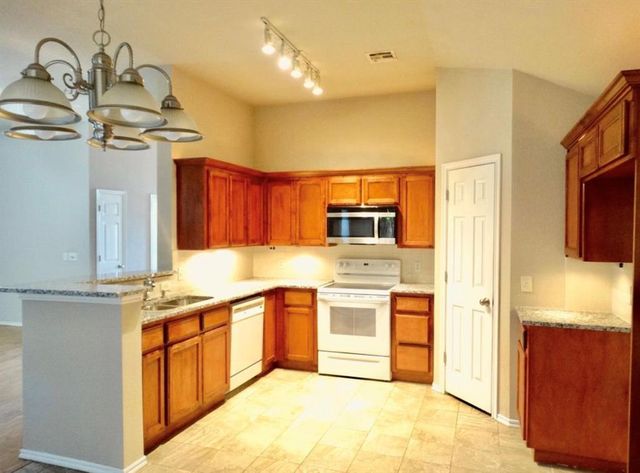 3301 Buckingham Place, Yukon, OK 73099