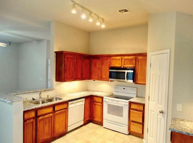 3301 Buckingham Place, Yukon, OK 73099