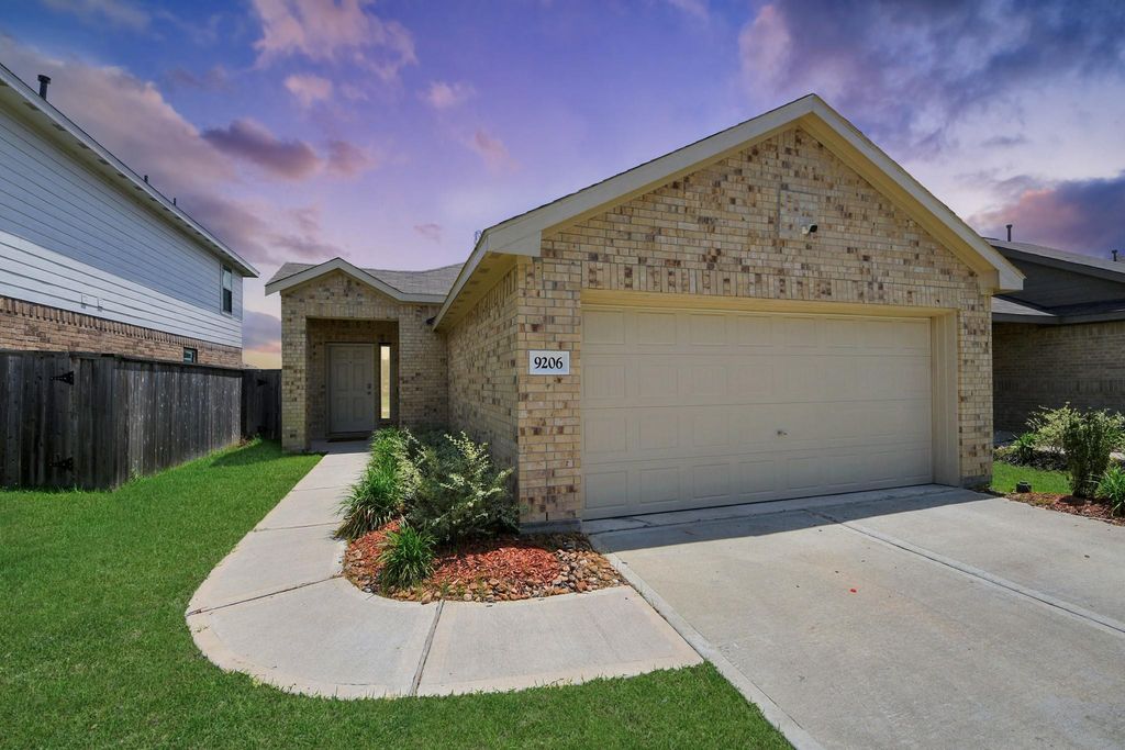 9206 Burnet Fields Drive, Baytown, TX 77521