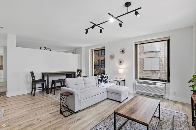 40 E Delaware Place 1204, Chicago, IL 60611