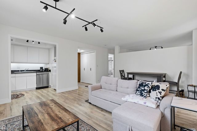 40 E Delaware Place 1204, Chicago, IL 60611