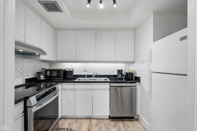 40 E Delaware Place 1204, Chicago, IL 60611