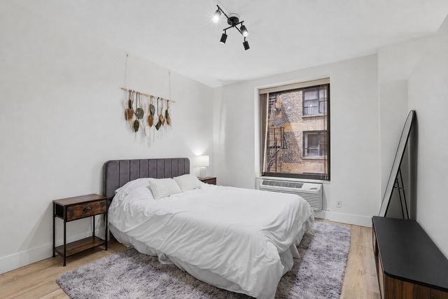 40 E Delaware Place 1204, Chicago, IL 60611