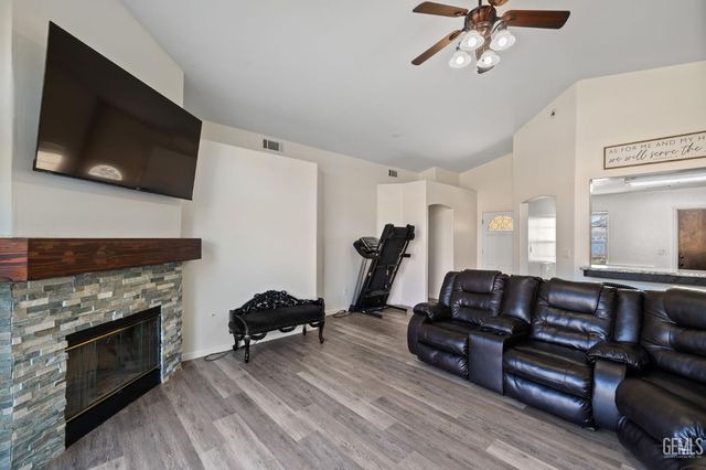 9116 Chattaroy Street, Bakersfield, CA 93312