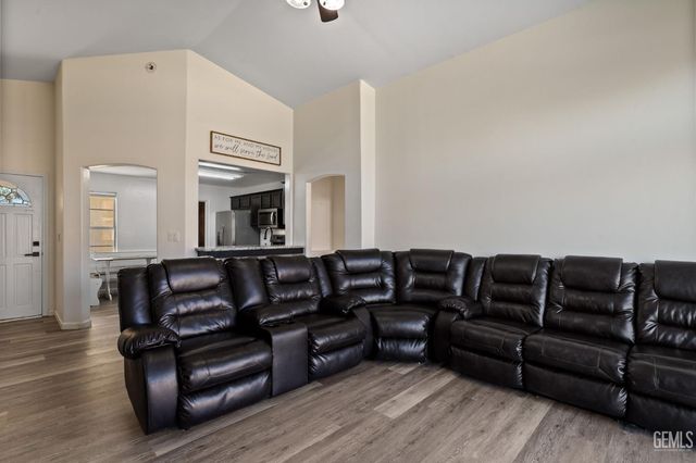 9116 Chattaroy Street, Bakersfield, CA 93312