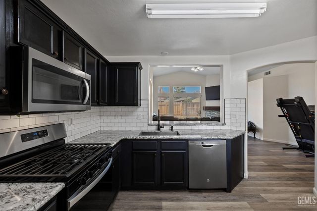 9116 Chattaroy Street, Bakersfield, CA 93312