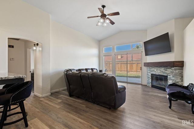 9116 Chattaroy Street, Bakersfield, CA 93312