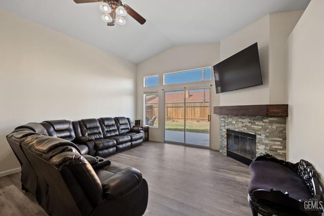 9116 Chattaroy Street, Bakersfield, CA 93312