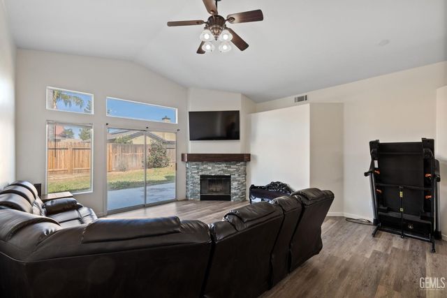 9116 Chattaroy Street, Bakersfield, CA 93312