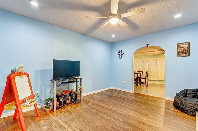 913 Maple Avenue, Pasadena, TX 77506