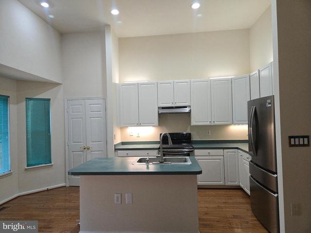 14635 SEASONS DR, Centreville, VA 20120