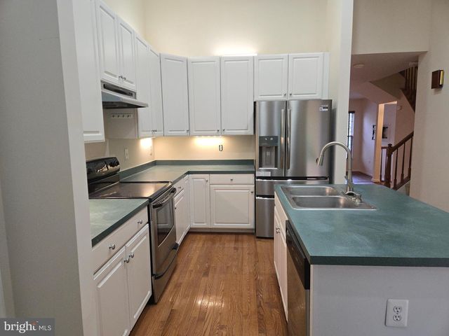 14635 SEASONS DR, Centreville, VA 20120