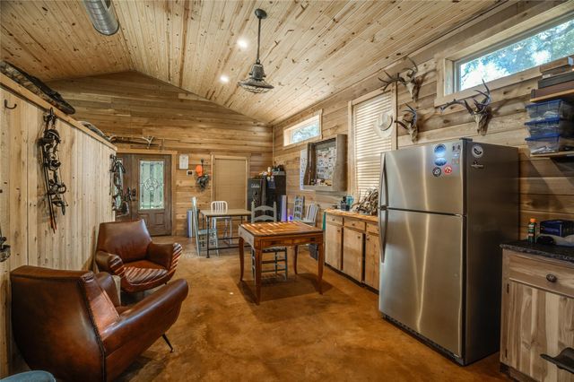 4727 County Road 19, Hallettsville, TX 77442