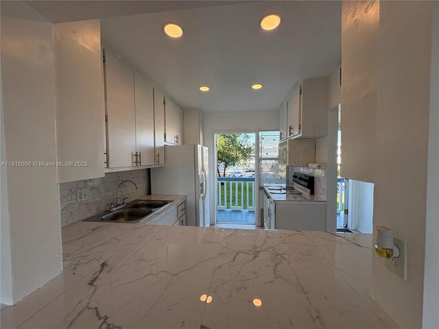 2223 Park Ln 211, Hollywood, FL 33021