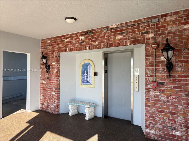 2223 Park Ln 211, Hollywood, FL 33021