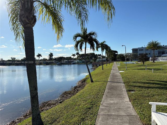 2223 Park Ln 211, Hollywood, FL 33021