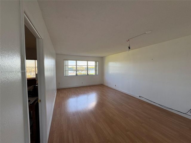 2223 Park Ln 211, Hollywood, FL 33021