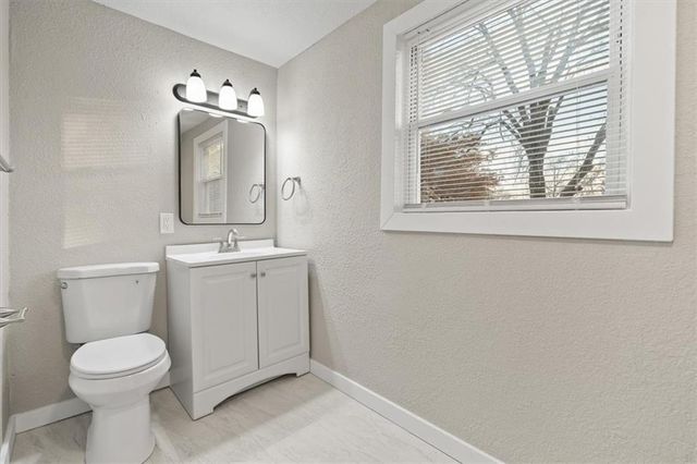 5205 E 41st Street, Kansas City, MO 64130