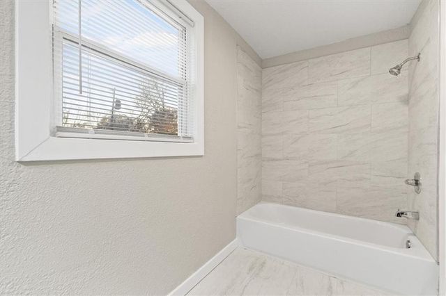 5205 E 41st Street, Kansas City, MO 64130