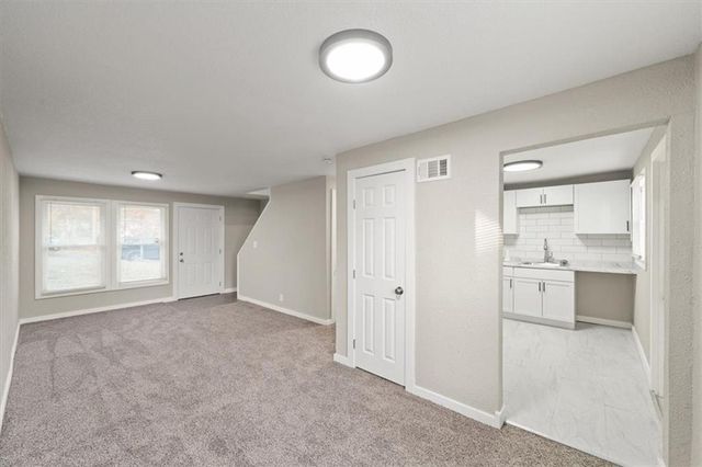 5205 E 41st Street, Kansas City, MO 64130