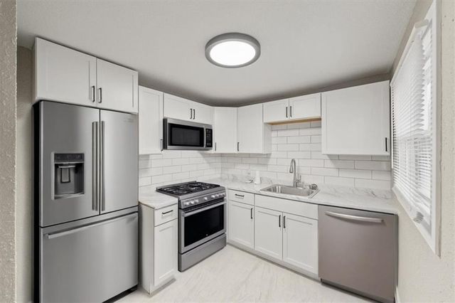 5205 E 41st Street, Kansas City, MO 64130