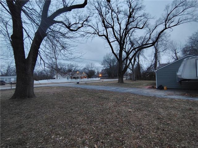 701 N Allen Road, Independence, MO 64050