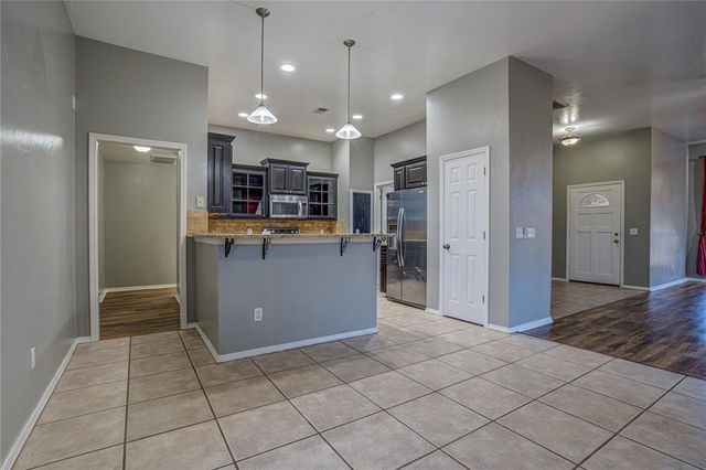 2800 Clearwater Circle, Edmond, OK 73003