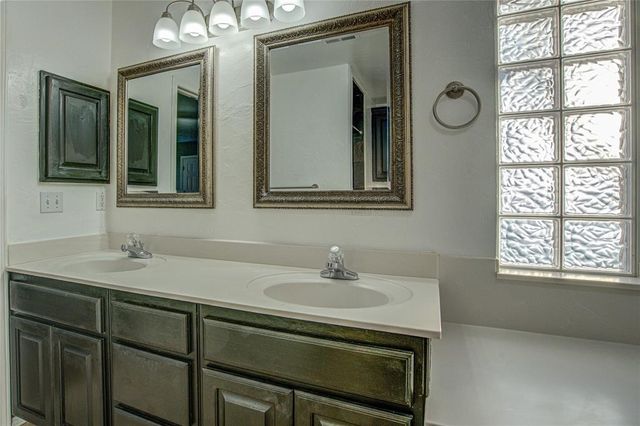 2800 Clearwater Circle, Edmond, OK 73003