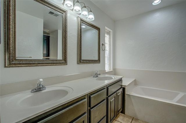 2800 Clearwater Circle, Edmond, OK 73003