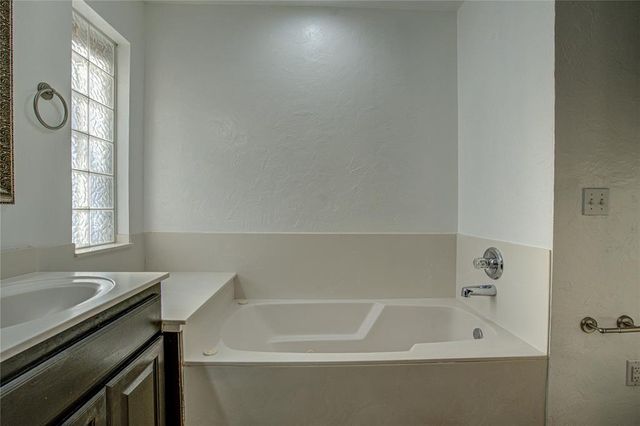 2800 Clearwater Circle, Edmond, OK 73003