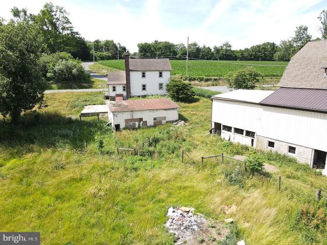 2296 VALLEY RD, Manheim, PA 17545