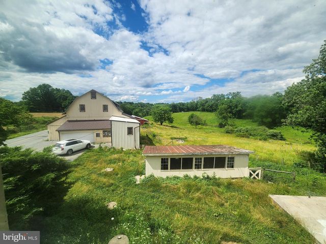 2296 VALLEY RD, Manheim, PA 17545