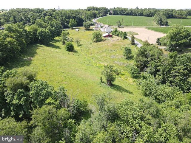 2296 VALLEY RD, Manheim, PA 17545