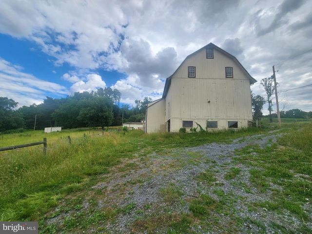 2296 VALLEY RD, Manheim, PA 17545