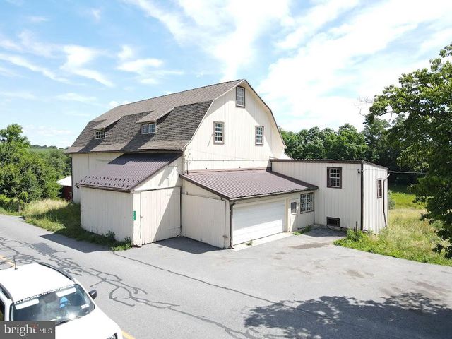 2296 VALLEY RD, Manheim, PA 17545