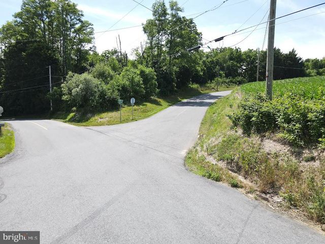 2296 VALLEY RD, Manheim, PA 17545