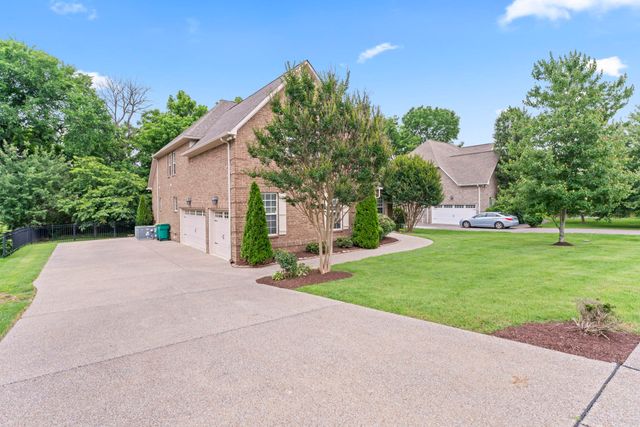 1002 Glessner DR, Spring Hill, TN 37174
