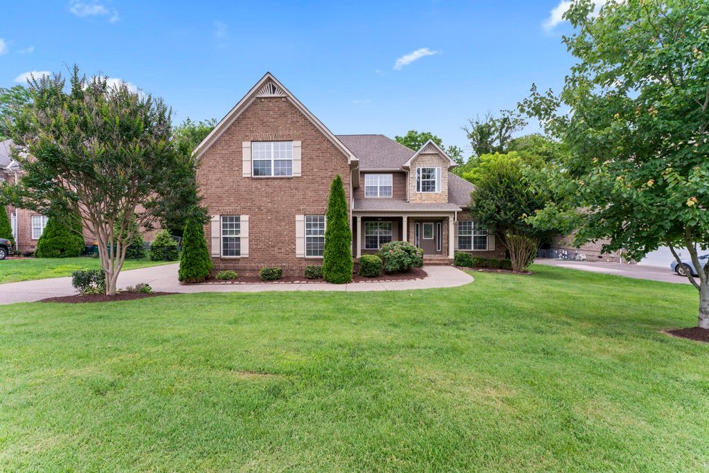 1002 Glessner DR, Spring Hill, TN 37174