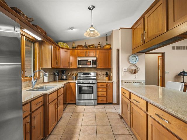 584 SUNNYFIELD Road, Belvidere, IL 61008