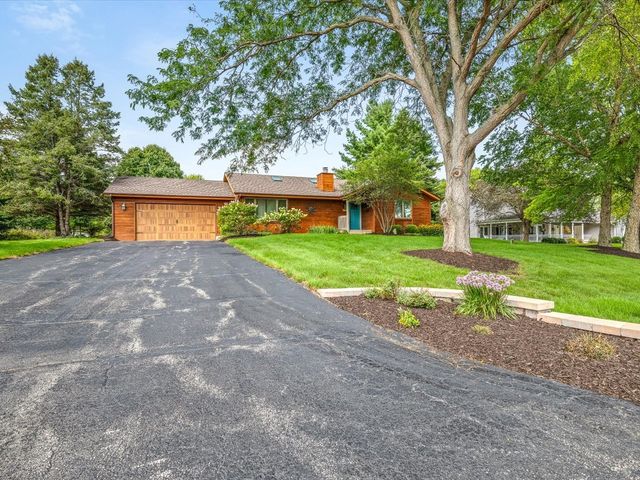 584 SUNNYFIELD Road, Belvidere, IL 61008