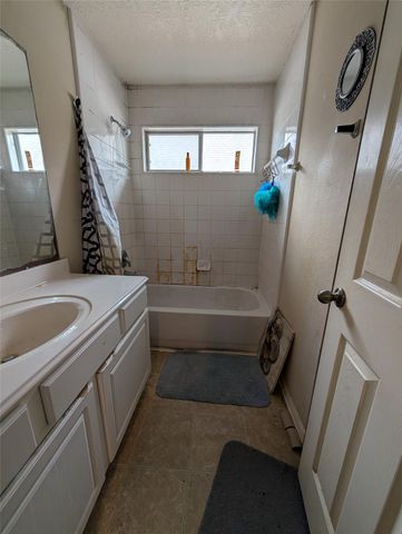 3211 Village Pond Lane, Fresno, TX 77545
