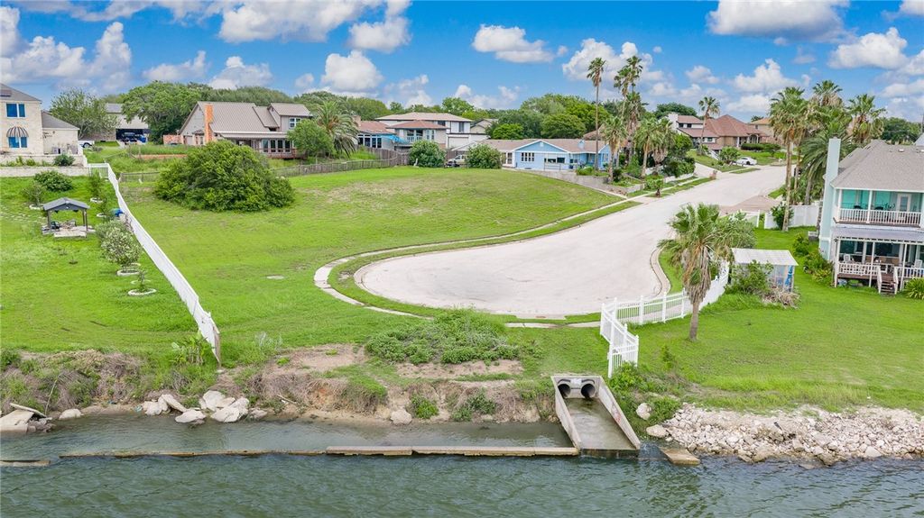 863 Cliff Dr, Portland, TX 78374 — photo 3