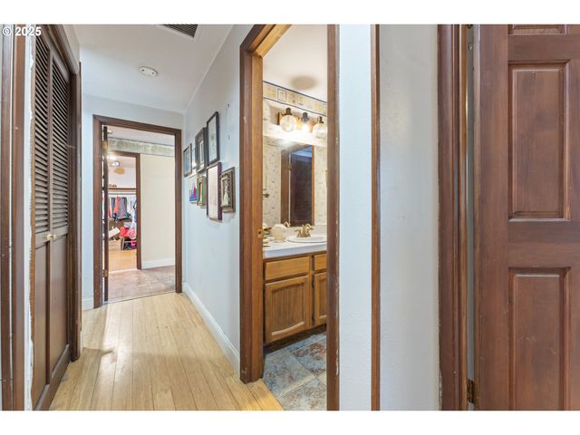 5947 Sw ALFRED St, Portland, OR 97219