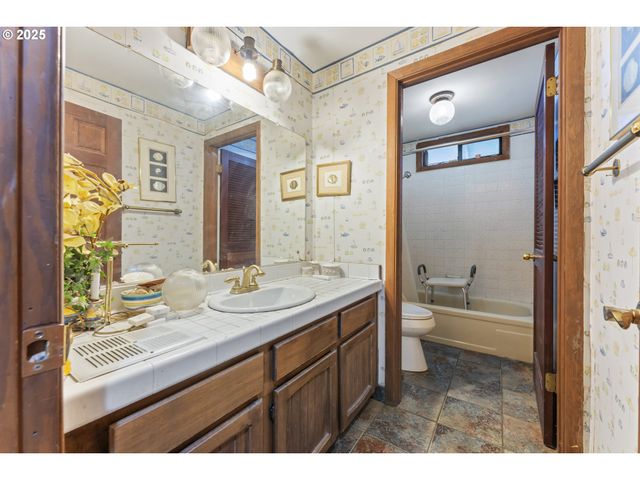 5947 Sw ALFRED St, Portland, OR 97219