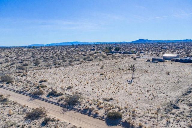 2467 Sand Drive, Landers, CA 92285